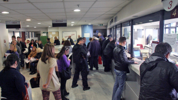 ΟΟΣΑ: Φόροι και εισφορές «τρώνε» πάνω από 40% του μισθού των Ελλήνων