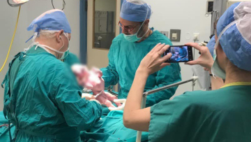 «Μωρό με τρεις γονείς»: Η αλήθεια για το επιστημονικό επίτευγμα- Τι δηλώνουν η μητέρα και ο γιατρός