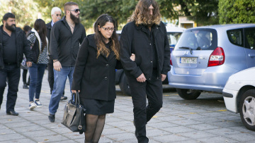 Ένταση στη δίκη Γιακουμάκη: Βαγγέλη μου διαπραγματεύονται την απώλειά σου, φώναζε η μητέρα