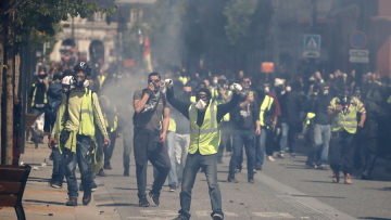 Γαλλία: Συγκρούσεις των κίτρινων γιλέκων με την αστυνομία - 50 συλλήψεις σε Τουλούζη και Παρίσι