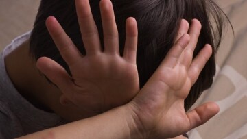 Φρίκη στο Ηράκλειο: Θείος του μικρού αγοριού ο βιαστής που οδηγείται σήμερα στον εισαγγελέα