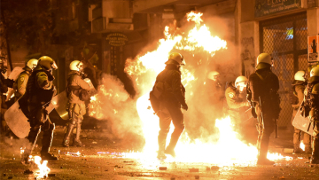 Πεδίο μάχης τα Εξάρχεια - Τραυματίστηκε αστυνομικός