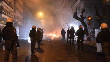 Αστυνομικοί για Εξάρχεια: Κανονικός πόλεμος, κυριαρχούν οι ποινικοί με τα καλάσνικοφ