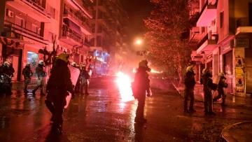 Μολότοφ και χημικά πάλι στα Εξάρχεια: Επεισόδια γύρω από το Πολυτεχνείο