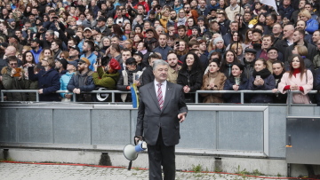 Εκλογές στην Ουκρανία: Μόνος «έπαιξε μπάλα» ο Ποροσένκο - Δεν πήγε στο debate ο Ζελένσκι
