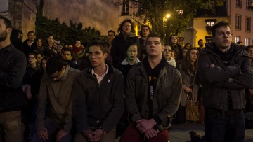 Βίντεο: Οι Γάλλοι ψέλνουν το «Ave Maria» για τη σωτηρία της «Παναγίας των Παρισίων»