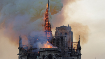 Παναγία των Παρισίων: 850 χρόνια ιστορίας έγιναν στάχτη σε 8,5 ώρες