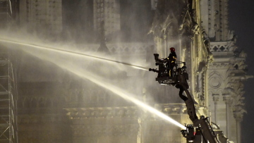 Παναγία των Παρισίων: Μετά τη φωτιά, το νερό είναι η μεγαλύτερη απειλή για το διάσημο γοτθικό ναό!