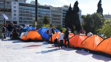 Οι πρόσφυγες κατασκήνωσαν στο Σύνταγμα μετά την εκκένωση της κατάληψης στα Εξάρχεια