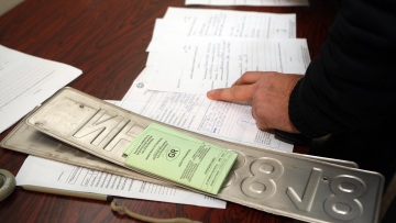 Επιστρέφονται από αύριο πινακίδες και άδειες οδήγησης λόγω Πάσχα