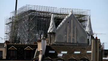 Παναγία των Παρισίων: Μετά τη φωτιά η βροχή - Τρέχουν να καλύψουν με μουσαμά τον ναό
