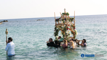 Επιτάφιος στο Καστράκι Νάξου: Μέσα στη θάλασσα η περιφορά - Δείτε φωτογραφίες και βίντεο