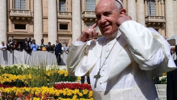 O Πάπας λέει στους κομμωτές να μην... κουτσομπολεύουν