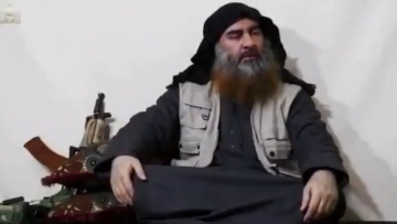 Ο αρχηγός του ISIS επανεμφανίστηκε σε βίντεο για πρώτη φορά από το 2014