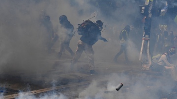 Χάος στο Παρίσι: Επεισόδια και τραυματίες στις διαδηλώσεις για την Πρωτομαγιά