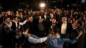 Στη δίνη «Πολάκη» ο Αλέξης Τσίπρας, που επιχειρεί φυγή με ντιμπέιτ, εγκαίνια και οικονομία