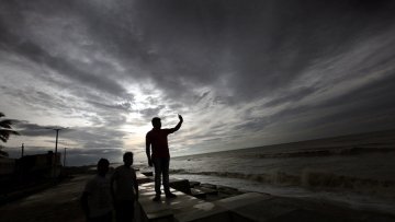 Ινδία: Ο κυκλώνας Φάνι κατευθύνεται προς Καλκούτα και Μπανγκλαντές - Τουλάχιστον 8 νεκροί