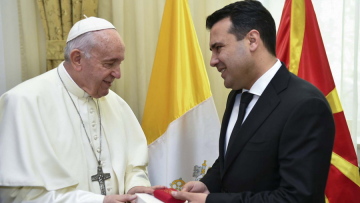 Στα Σκόπια ο Πάπας - Ζήτησε  από τον Ζάεφ να προσευχηθεί για τον λαό του
