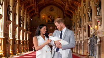 Χάρι - Μέγκαν: Η πρώτη εμφάνιση με το βασιλικό μωρό στην αγκαλιά τους