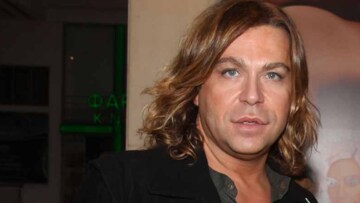 Ο Τρύφωνας Σαμαράς τρέχει στην αμμουδιά μόνο με το σλιπ μαγιό του και γίνεται viral   