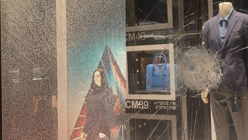 Επιδρομή κουκουλοφόρων με σφυριά στη Βαλαωρίτου για τον Κουφοντίνα