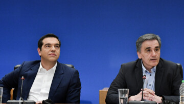 «Μουδιασμένοι» οι θεσμοί από τις εξαγγελίες Τσίπρα για παροχές - πρωτογενή πλεονάσματα