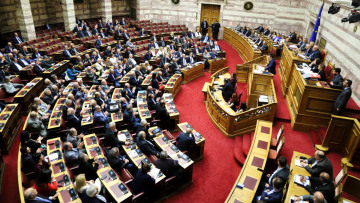 Βουλή: Δεύτερη μέρα αντιπαράθεσης για τον «σκαφάτο» Τσίπρα και τη χούντα