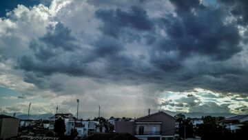 Καιρός για το Σαββατοκύριακο: Ζέστη με συννεφιά - Τοπικές βροχές στα δυτικά και τα βόρεια 