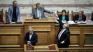 Πυρ και μανία ο Κοτζιάς φώναζε στη Βουλή ότι του άλλαξαν την ώρα ομιλίας