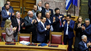Βουλή: Ψήφος εμπιστοσύνης στην κυβέρνηση-«κουρελού» με 153 «ναι»