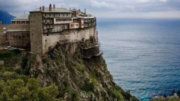 Πώς ξέφυγε ο κορωνοϊός στο Άγιο Όρος - Εχασε τη μάχη 76χρονος μοναχός