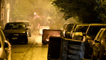 Βροχή από μολότοφ στα γραφεία του ΠΑΣΟΚ μετά την πορεία για τον Κουφοντίνα 