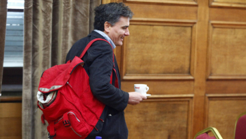 Τσακαλώτος: Μειώσαμε τον ΦΠΑ του καφέ... στο ράφι!