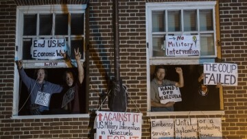 Ουάσινγκτον: Άρχισε η απομάκρυνση των καταληψιών υπέρ του Μαδούρο από την πρεσβεία της Βενεζουέλας