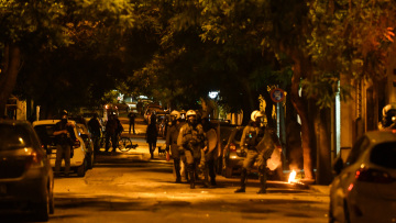 Μολότοφ σε ΜΑΤ και τα ξημερώματα μετά τη «βροχή» στα γραφεία του ΠΑΣΟΚ - Νέα συγκέντρωση για την «άδεια Κουφοντίνα»