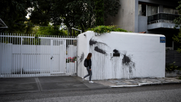 Πέταξαν μπογιές στο σπίτι του Αμερικανού πρέσβη 