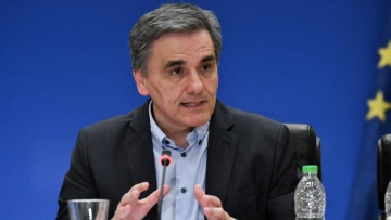 Με ειρωνεία απαντά ο Τσακαλώτος στις προβλέψεις Στουρνάρα για το πρωτογενές πλεόνασμα