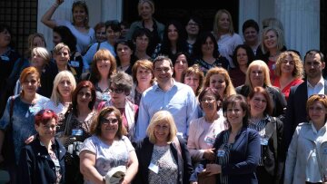 Υποσχέσεις Τσίπρα και στις σχολικές καθαρίστριες: Έταξε αυξήσεις, επανένταξη στα βαρέα και διετείς συμβάσεις