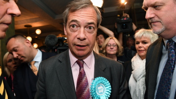 Βρετανία: Φάρατζ και Φιλελεύθεροι προηγούνται στις δημοσκοπήσεις για τις ευρωεκλογές