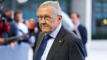 Bloomberg: Με τις παροχές Τσίπρα η Ελλάδα κινδυνεύει να εξωκείλει