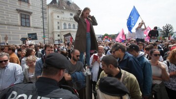 Βιέννη: Χιλιάδες Αυστριακοί πανηγυρίζουν την παραίτηση του Στράχε και απαιτούν πρόωρες εκλογές