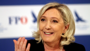 Ο Στιβ Μπάνον «αποθεώνει» την Μαρίν Λεπέν, εκείνη όμως τον αποκηρύσσει