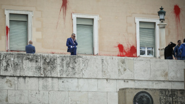 Βίντεο: Η επίθεση του Ρουβίκωνα στη Βουλή