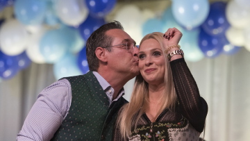 Αυστρία: Η μυστηριώδης Ρωσίδα του σκανδάλου «Ίμπιζα» εξόργισε την σύζυγο του Στράχε