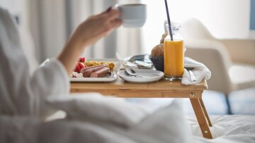 Πώς «μεταφράζουν» οι ξενοδόχοι τη μείωση του ΦΠΑ στην εστίαση