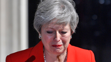 Η Τερέζα Μέι με δάκρυα στα μάτια ανακοίνωσε την παραίτησή της