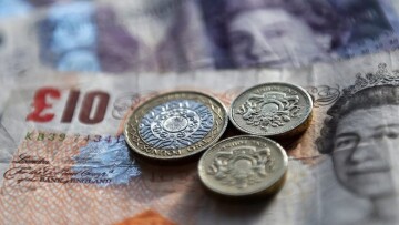 Ανοδικά η στερλίνα μετά την παραίτηση Μέι