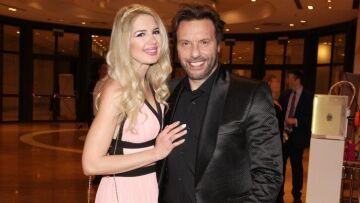 H Σοφία Μαριόλα ταξίδεψε στην Κρήτη για τον γάμο της αγκαλιά με το… νυφικό