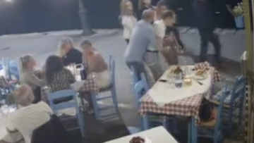 Βίντεο, Χανιά: Ιδιοκτήτης ταβέρνας έσωσε πελάτη από πνιγμό με λαβή Χάιμλιχ