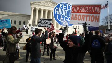 «Οπισθοδρόμηση για τα ανθρώπινα δικαιώματα» – Διεθνείς αντιδράσεις για την απόφαση των ΗΠΑ για τις αμβλώσεις